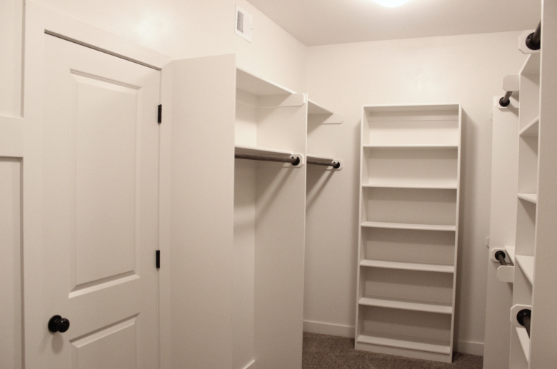 THE KAUFMANN - REVERSE - MASTER CLOSET